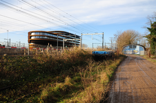 825684 Gezicht op de in aanbouw zijnde nieuwe verkeersleidingspost van ProRail in de Cartesiusdriehoek (tussen de ...